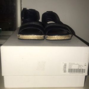 Doesn’t fit daughter! Worn only 3 times